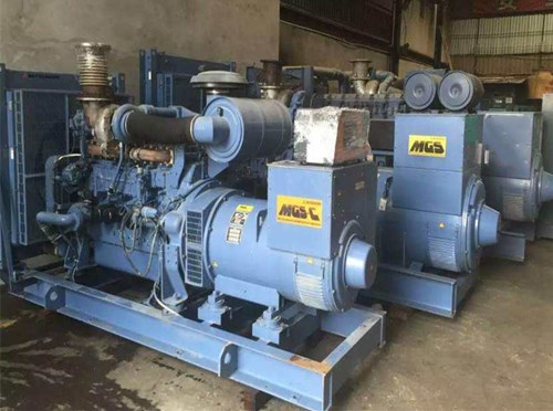 华容发电机组带负载降电压是什么原因照成的？